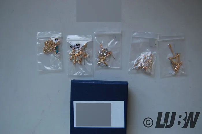 Set di orecchini «Ohrstecker-Set für Damen, Mädchen, hohle Lotusblüte, Ohrringe, Jacken, Kristall, schlich…» — foto 4 dell'alert INFO/00069/22