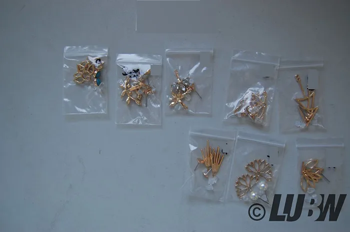 Set di orecchini «Ohrstecker-Set für Damen, Mädchen, hohle Lotusblüte, Ohrringe, Jacken, Kristall, schlich…» — foto 5 dell'alert INFO/00069/22