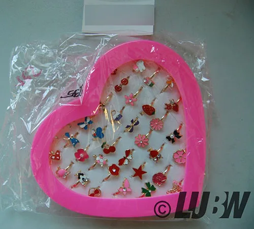 Set di orecchini per bambini «Ouinne 36 Stück Kinderringe Mädchen, Einstellbare Ringe funkeln mit Herzform Vitrine für…» — foto 1 dell'alert INFO/00049/22