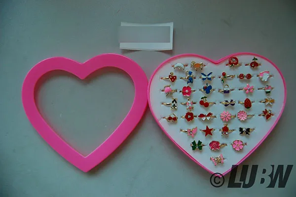Set di orecchini per bambini «Ouinne 36 Stück Kinderringe Mädchen, Einstellbare Ringe funkeln mit Herzform Vitrine für…» — foto 2 dell'alert INFO/00049/22