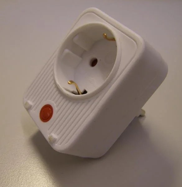 Adattatore di protezione contro le sovratensioni «Överspänningsskydd ('surge protection')» — foto 1 dell'alert A12/1133/16