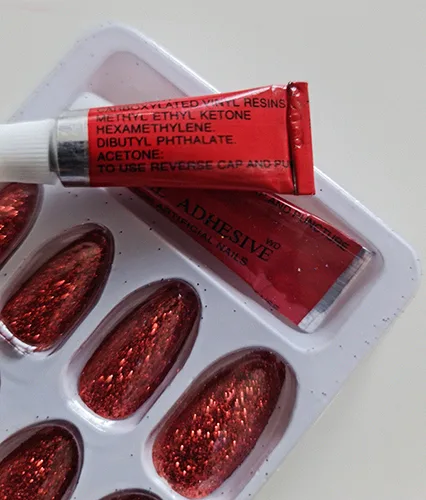 Chiodi falsi con colla «Painted nails» — foto 3 dell'alert A12/01157/22