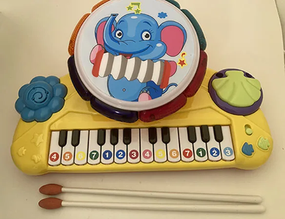 Pianoforte e tamburo giocattolo elettrico «PEDAGOGISKA PIANO MED TRUMMA TILL BARN» — foto 5 dell'alert A12/01732/21
