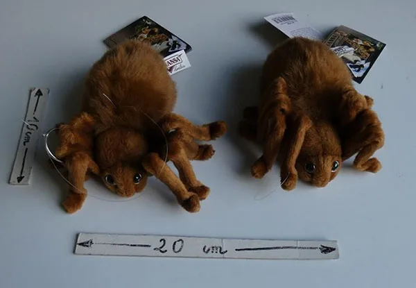 Giocattolo morbido «Peluche araignée brune 15 cm ou noire» — foto 2 dell'alert A12/00634/22
