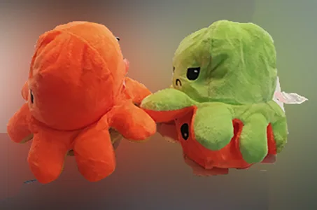 Giocattolo morbido «Peluche di polpo reversibile»
