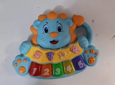 Pianoforte giocattolo a batteria «Piánko lev modrý na baterie» (GAZELOtoys)