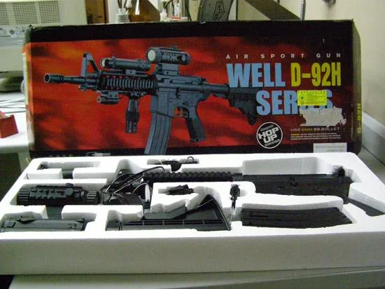 Pistola ad aria con raggio laser – arma da fuoco imitazione (AIR SOFT GUN)