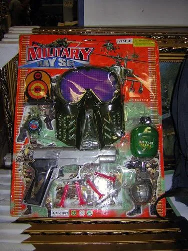 Pistola giocattolo e proiettili con ventose in un set di giocattoli con il nome ‘Military Play Set'