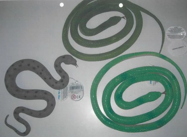 Serpente di plastica giocattolo «Plastic Snake - Serpente in Plastica» (Out of the Blue)