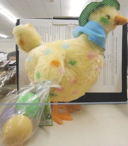 Giocattolo musicale morbido «Poule - Chante et danse (Chicken - Sing & dance)» — foto 2 dell'alert A12/0599/15
