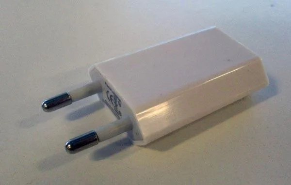 Telefono cellulare con caricabatterie «Power adapter» — foto 2 dell'alert A12/0040/15
