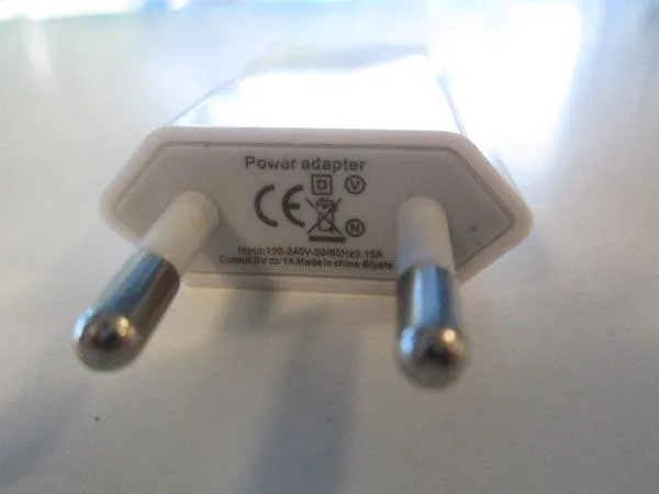 Telefono cellulare con caricabatterie «Power adapter» — foto 3 dell'alert A12/0040/15