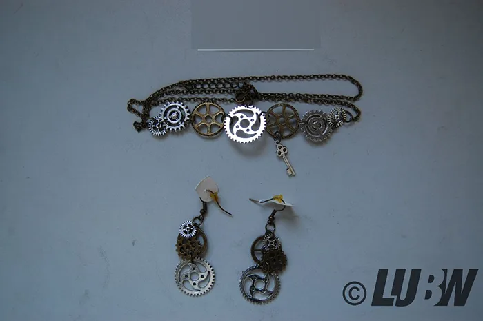 Collana e orecchini set «PPX 3 Stück Halskette und Ohrschmuck Retro Steampunk Uhrenteile Borduhrgänge Rädchen Ohr…» — foto 3 dell'alert INFO/00067/22