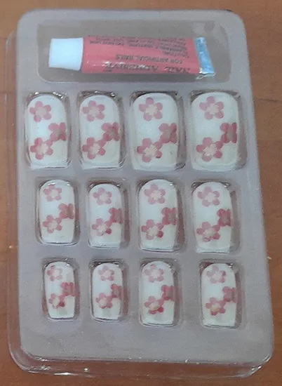 Chiodi falsi «Pre-glued nails» — foto 2 dell'alert A12/00726/22