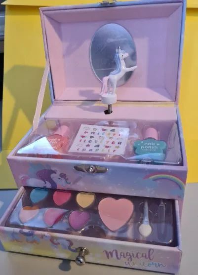 Set di prodotti cosmetici «Princess Cosmetics Box» — foto 2 dell'alert A12/01540/23
