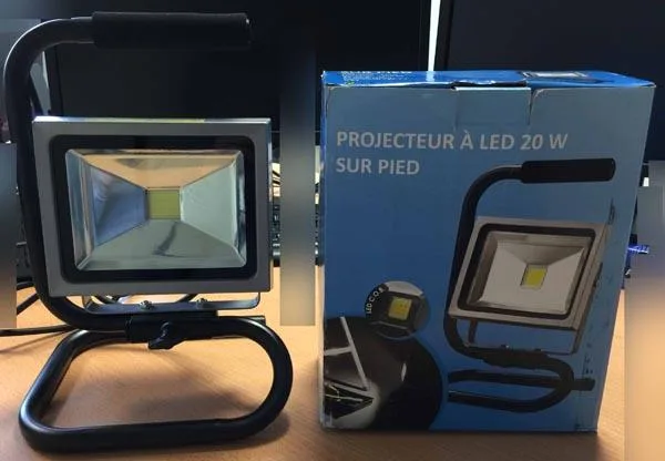 Proiettore a LED «Projecteur à LED 20 W sur Pied» — foto 1 dell'alert A12/0187/16