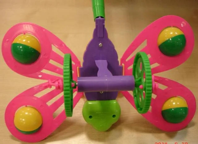 Giocattolo push-along «Pull-Push Butterfly of Ease» (HangLei Toys)