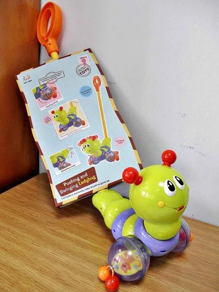 Push-along giocattolo «Pushing and Swinging Ladybug» — foto 2 dell'alert A12/0882/15