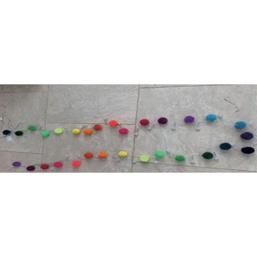 Catena di illuminazione «Rainbow Pom-Pom Fairy Lights with USB Cable» (PomPom Galore Ltd)