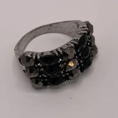 Anello «Ring w/ black and grey rhinestones» — foto 1 dell'alert SR/00467/25