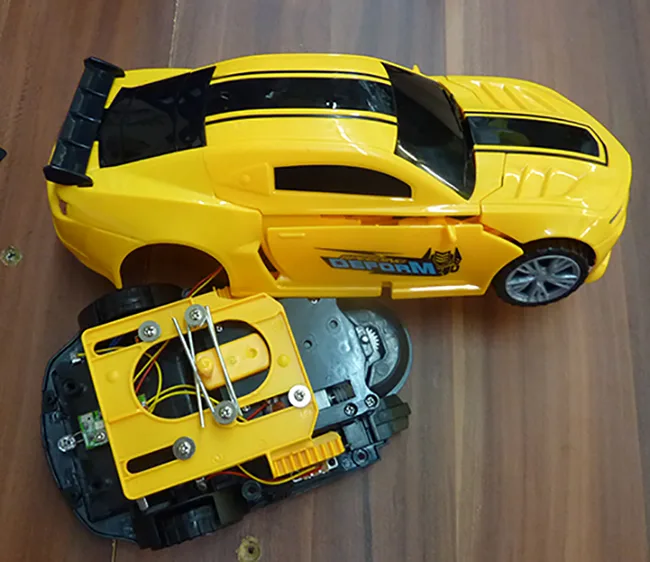 Giocattolo a batteria «ROBOT DEFORM» (YI JUN)