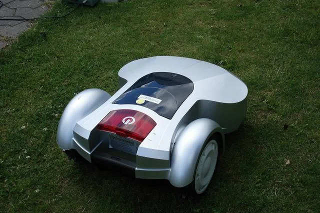 Robot tosaerba robotizzato (Indream A/S)