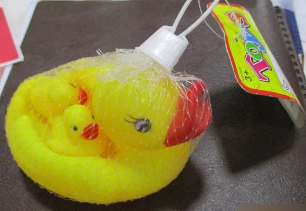 Set di giocattoli in plastica «Rubber ducks» — foto 2 dell'alert A12/0826/19