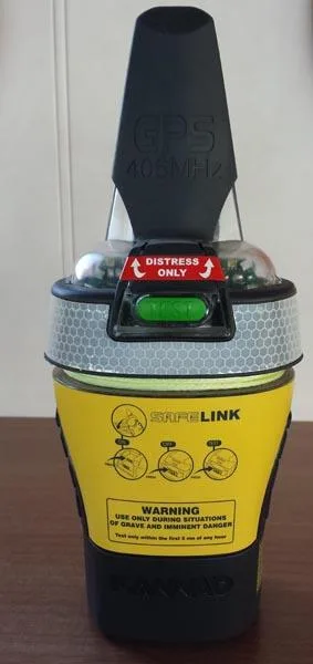 Posizione di emergenza che indica il radio beacon «SAFELINK EPIRB» (KANNAD marine)