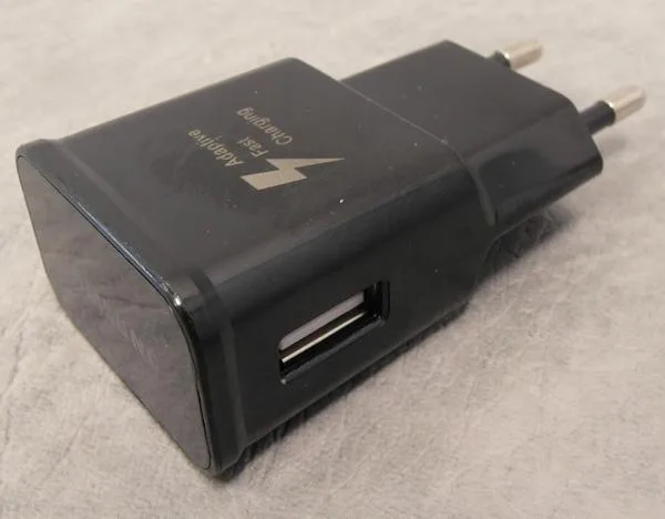 Caricatore USB «Samsung EP-TA20EWE (Counterfeit)» — foto 2 dell'alert A12/0153/19