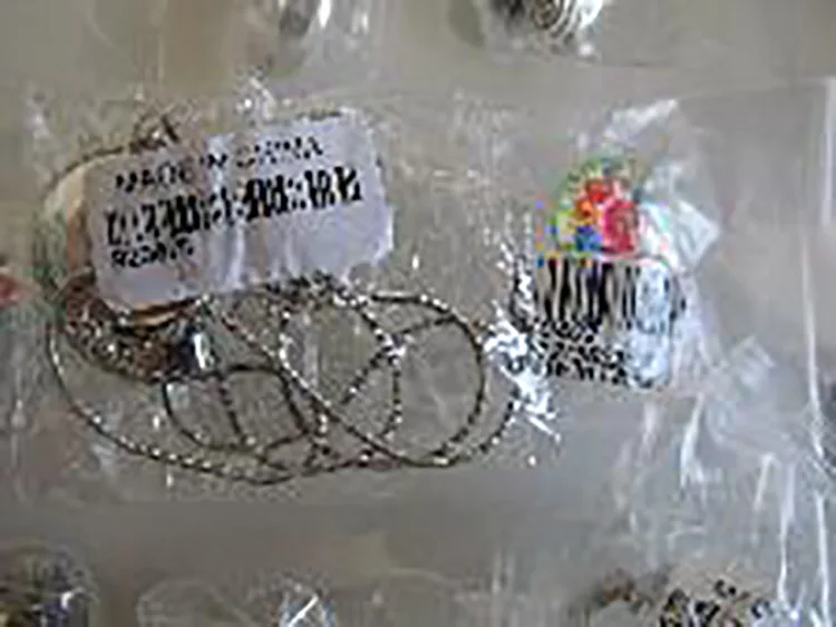 Set di gioielli «Schmuck Adventskalender 2019 24 Überraschungen Ohrring Armbänder Click Button Charms Anh…» — foto 1 dell'alert A12/00457/21