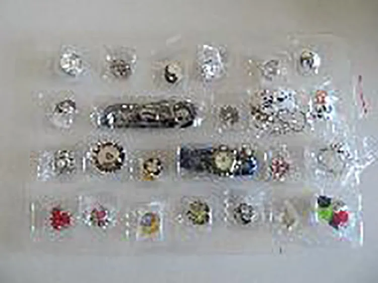 Set di gioielli «Schmuck Adventskalender 2019 24 Überraschungen Ohrring Armbänder Click Button Charms Anh…» — foto 2 dell'alert A12/00457/21