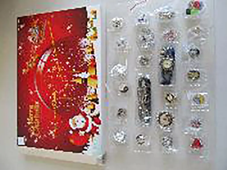 Set di gioielli «Schmuck Adventskalender 2019 24 Überraschungen Ohrring Armbänder Click Button Charms Anh…» — foto 3 dell'alert A12/00457/21