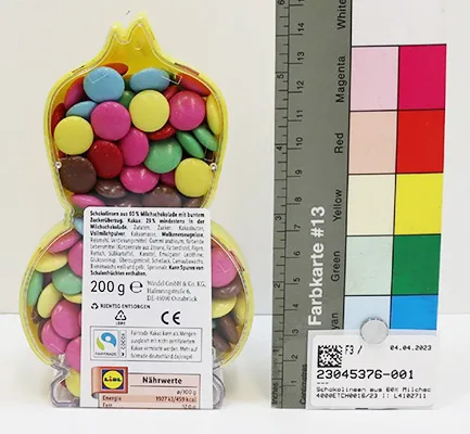 Giocattolo di plastica dell'anatra «Schokolinsen aus 60% Milchschokolade mit buntem Zuckerüberzug» — foto 2 dell'alert A12/00922/23
