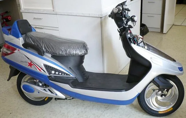 Scooter elettrico con caricabatteria — foto 3 dell'alert 1075/08