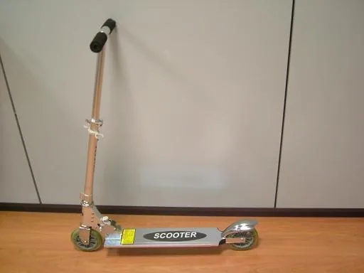 Scooter in metallo — foto 4 dell'alert 0205/09