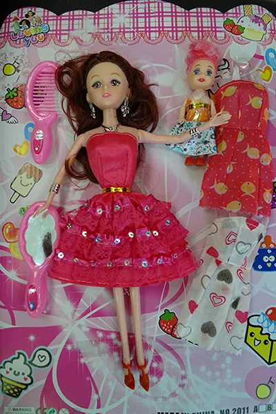 Set di bambole in plastica con accessori — foto 2 dell'alert A12/00764/21