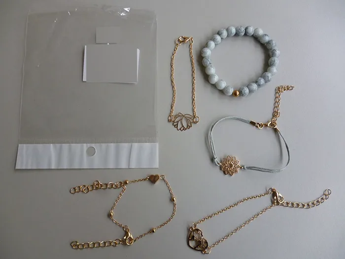 Set di bracciali «Set mehrere Armbänder aus goldfarbenen Ketten mit vers. Anhänger in Blumen, Herzen, und …» — foto 1 dell'alert INFO/00086/22