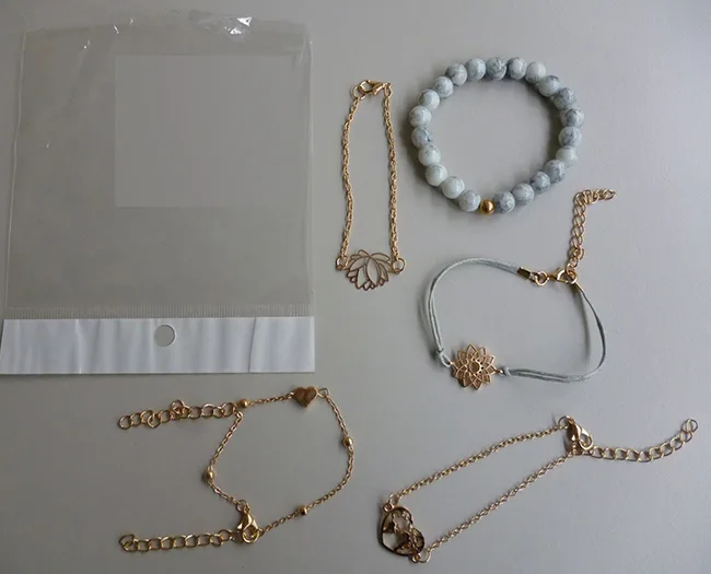 Set di bracciali «Set mehrere Armbänder aus goldfarbenen Ketten mit vers. Anhänger in Blumen, Herzen, und …» — foto 2 dell'alert INFO/00086/22