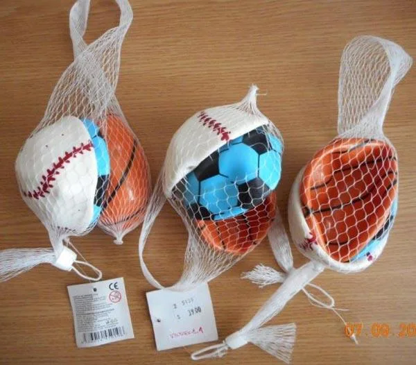 La palla «Set of inflatable plastic balls  / LOPTA NA HRANIE / JÁTÉKLABDA» (Unknown)
