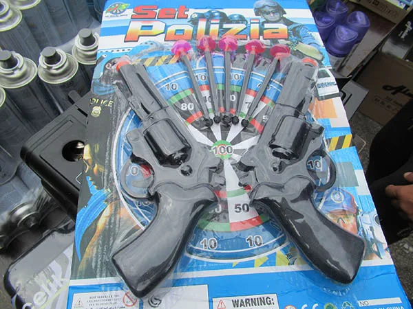 Pistola giocattolo con frecce «„Set Polizia“, Spielzeugpistole mit Saugnapf-Pfeilen» (HS, He Shun Toys)