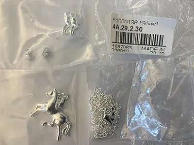 Set di gioielli «Set with necklace and earrings with horses» — foto 1 dell'alert A12/00296/23