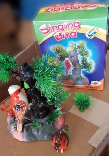 Giocattolo in plastica a batteria «Singing Bird» (Unknown)