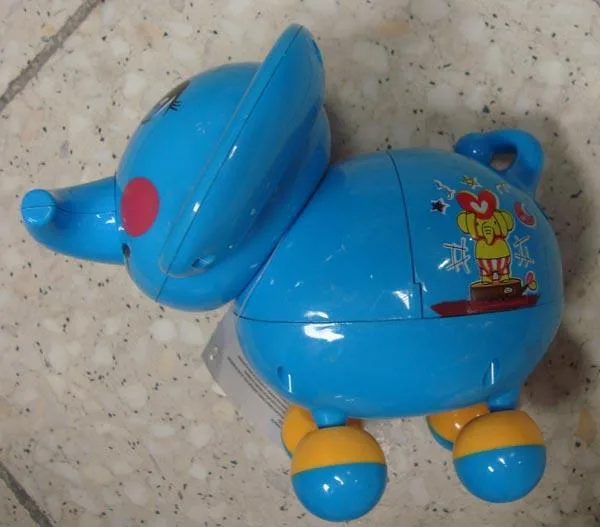 Giocattolo di plastica «Slon chodzacy» (Hipo)