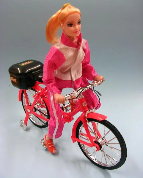 Bambola di plastica su una bicicletta «SPORT POWER BICYCLE» (Street Bicycle)
