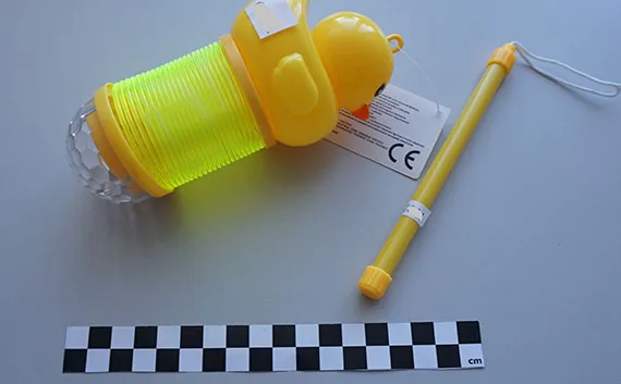 Giocattolo di plastica «Sprezyna kaczka na patyku swiatlo»