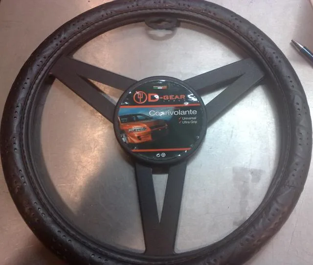 Copertura del volante dell'automobile «Steering wheel cover - Coprivolante» — foto 1 dell'alert A12/0813/13