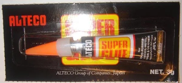 Colla «Super glue» — foto 1 dell'alert A11/0075/15