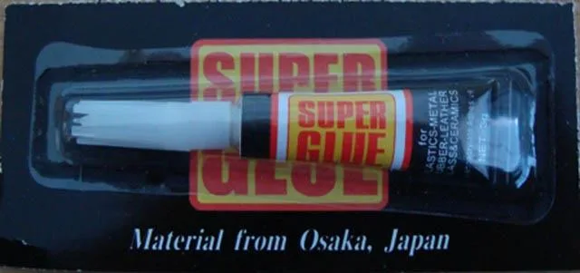 Colla «Super Glue» — foto 1 dell'alert A12/0119/14