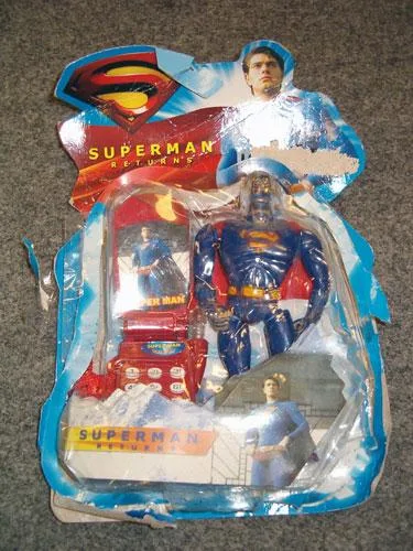 Superman restituisce telefono cellulare e set figura