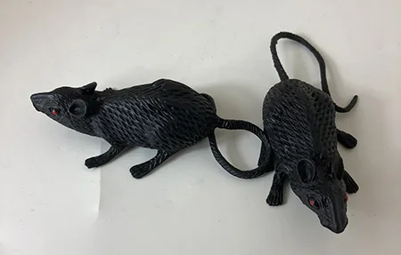 Giocattolo di plastica «Svart plastråtta»